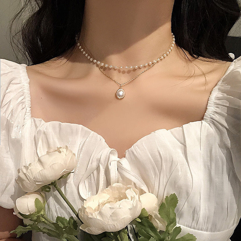 O Chocker Pérolas Sammy é de uma delicadeza sublime, modelo muito orgânico com pérolas muito delicadas, combina com qualquer look, além do material de alta qualidade e resistência, perfeito para qualquer ocasião.